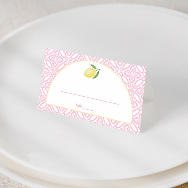 Tarjeta De Asiento Chica Rosa Cítrico Con Fiesta De Despedida De Solt (Pretty pink and white wedding shower place cards featuring vintage italian tile detail and lemon)