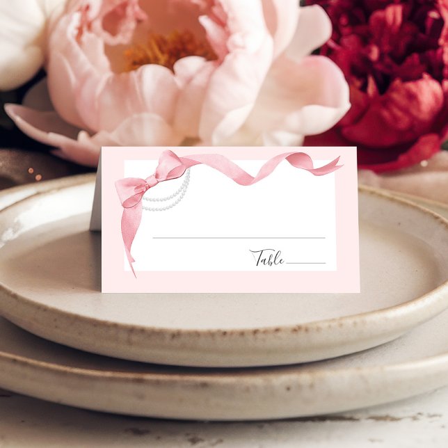 Tarjeta De Asiento Cochonita Rosa con Lazo y Perlas: Moderno Bridal S (Cute coquette pink and white watercolor bow and pearls elegant wedding bridal shower place card)