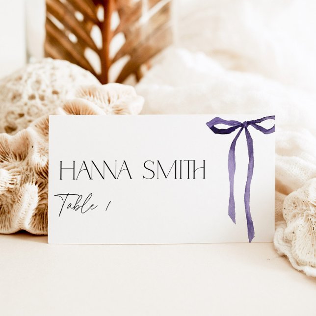 Tarjeta De Asiento Coqueta de Lazo Morado Compartiendo la Felicidad e (Place cards with moody purple bow)