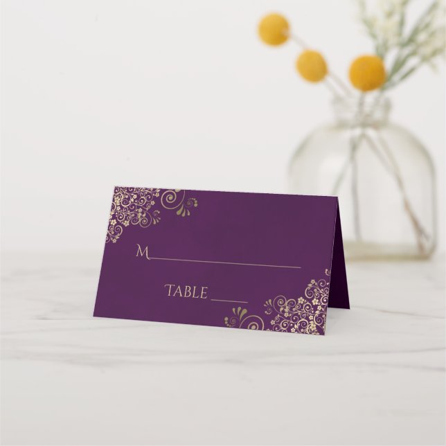 Tarjeta De Asiento Curlos de oro en Plum Purple Elegant Wedding Write (Anverso)
