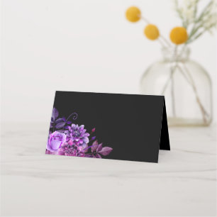 Tarjeta de asiento de boda negra. Flores púrpuras.