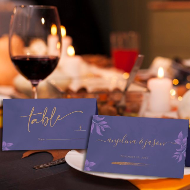 Tarjeta De Asiento Elegante Boda de Eucalipto púrpura con guión dorad (Subido por el creador)