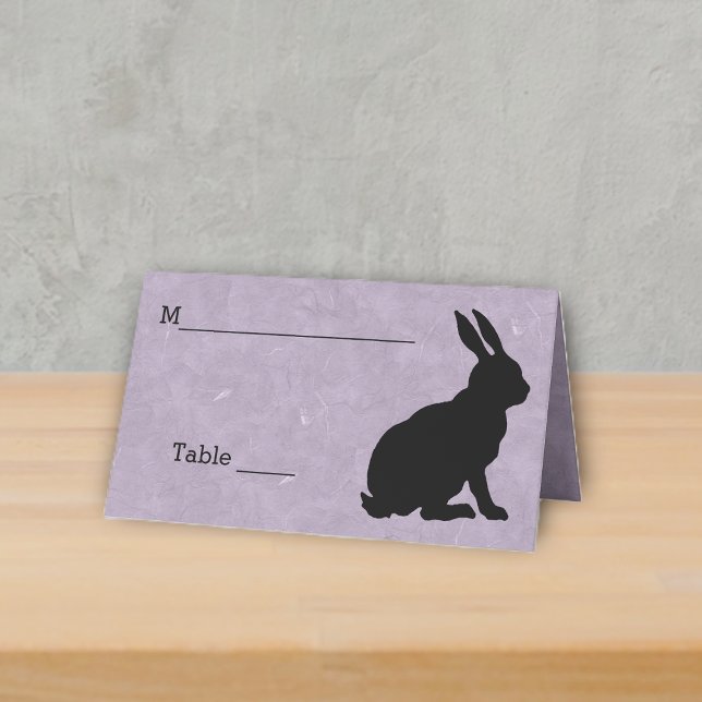 Tarjeta De Asiento Elegante conejo sentado en morado de silueta negra (sitting black silhouette rabbit on marbled light purple table standing place card.)