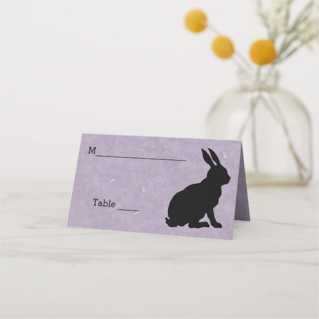 Tarjeta De Asiento Elegante conejo sentado en morado de silueta negra (Anverso)