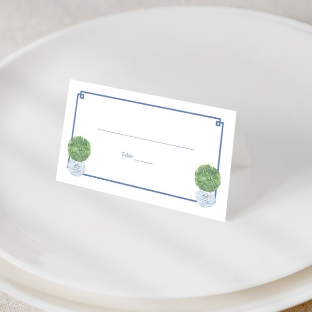 Tarjeta De Asiento Evento mixto clásico de clave griega azul topiana  (Boxwood topiary balls in ginger jar planters with navy greek key print wedding escort cards)