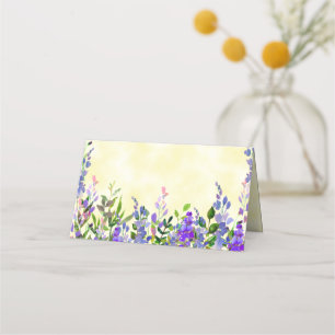 Tarjeta De Asiento Floral color de agua morada sobre nombre amarillo