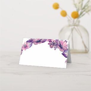 Tarjeta de asiento floral púrpura. Flores de boda 
