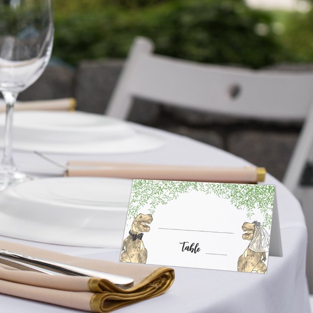Tarjeta De Asiento Follaje de Boda con Tema de Dinosaurios (Dinosaur wedding table place card with T-Rex bride and groom with jungle foliage)