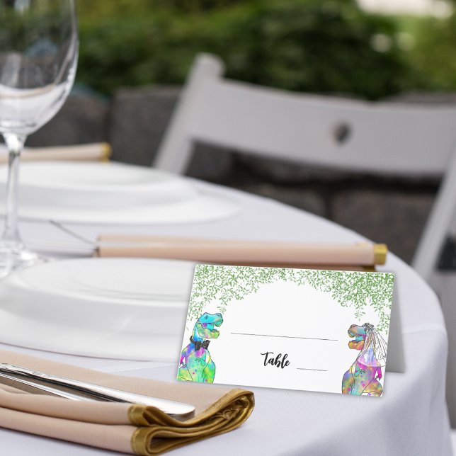 Tarjeta De Asiento Follaje Temático de Dinosaurios para Bodas (Colorful dinosaur wedding table place card with T-Rex Bride and Groom with jungle greenery)