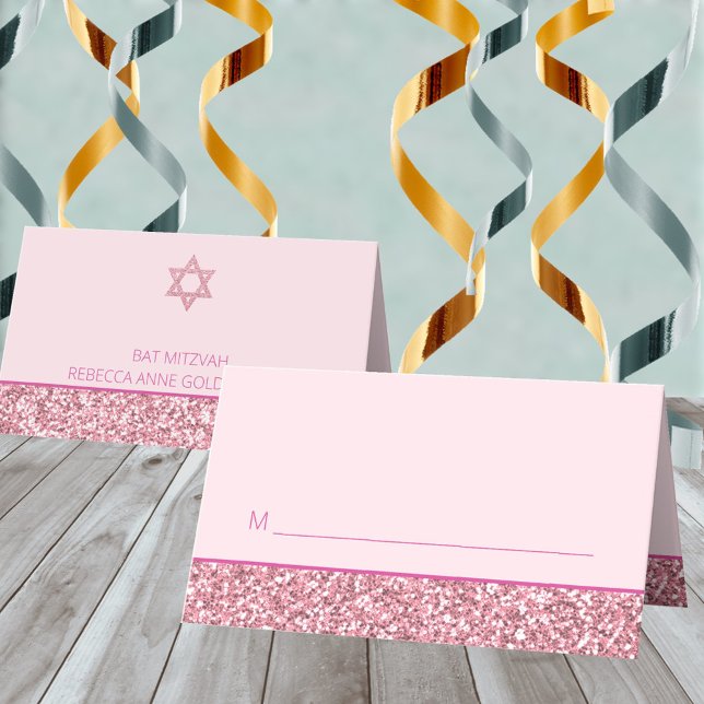Tarjeta De Asiento Glam Pink Divertido Asiento Para Bat Mitzvah Fiest (These pink glam Bat Mitzvah place cards are so easy to personalize)