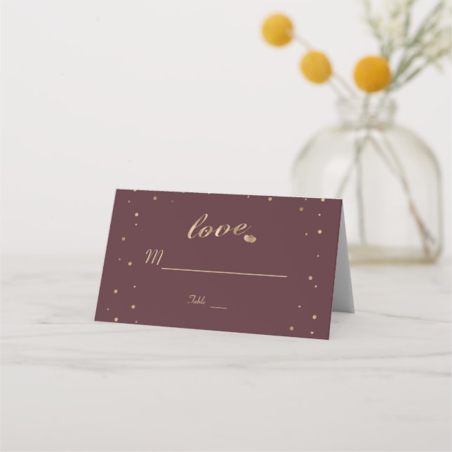 Tarjeta De Asiento Gold Confetti Love Burgundy Boda número de mesa (Anverso)
