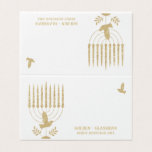Tarjeta de asiento Gold Dove Menorah Hannukah Plac<br><div class="desc">Una hermosa tarjeta de asiento para invitados de oro y blanco Hannukah con una menorah de paloma voladora de oro con nombres familiares y año de reunión. Una impresionante tarjeta de visita que se convierte en un auténtico día de fiesta.</div>