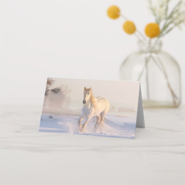Tarjeta De Asiento Hermosa Gallopaje de Caballo Blanco en la Nieve (Anverso)