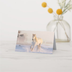 Tarjeta De Asiento Hermosa Gallopaje de Caballo Blanco en la Nieve