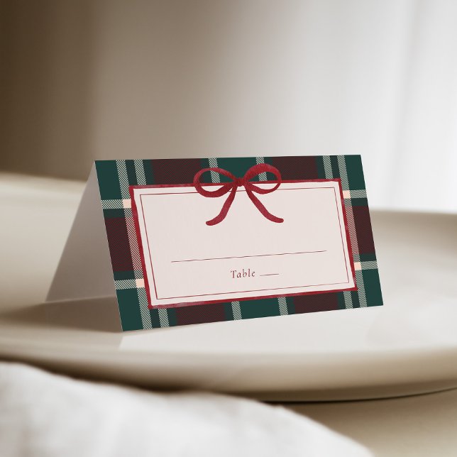 Tarjeta De Asiento Lazo de Navidad de Cuadro Verde Borgoña Boda (Burgundy green plaid Christmas wedding place card with red bow, festive winter table setting.)