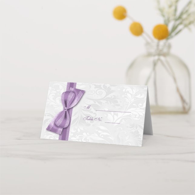 Tarjeta De Asiento Lazo Falso Morado y Damasco Blanco (Anverso)