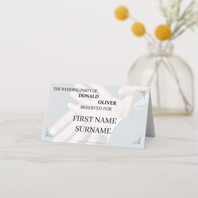 Tarjeta De Asiento Manos de una pareja Boda gay con anillos (Anverso)