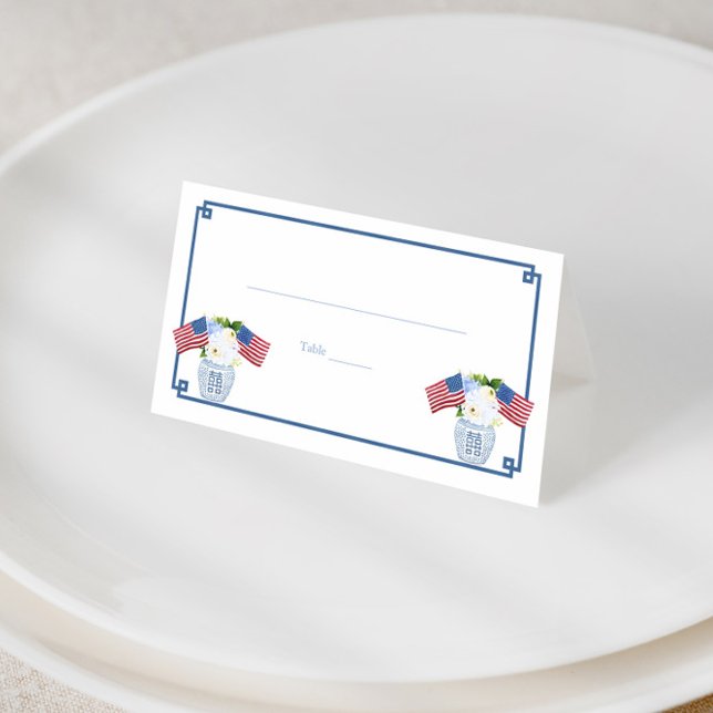 Tarjeta De Asiento Moda Chinoiserie La bandera de los Estados Unidos  (Patriotic watercolor USA flags in ginger jar vase red white and blue place cards or food tents)