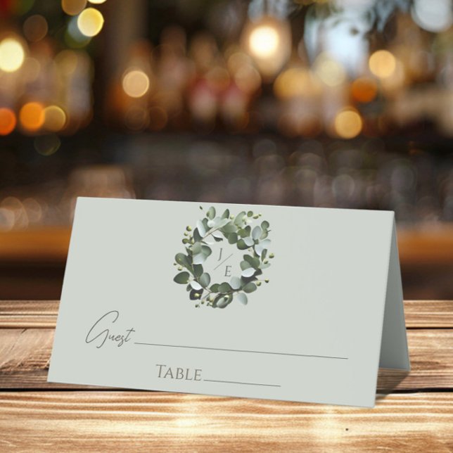 Tarjeta De Asiento Moderno Monograma Eucalyptus Wreath | Verde salvia (Sage Green Modern Monogram Eucalyptus Wreath Wedding Place Card)