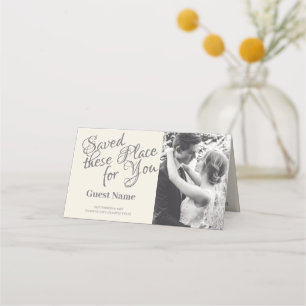 Tarjeta De Asiento Pareja de recién casados besándose en monocromo