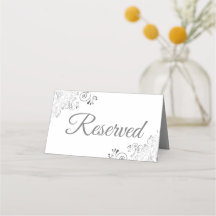 Reservados cascos de plata en boda blanca elegante