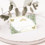Tarjeta De Asiento Sage Green Floral Butterflies Quinceañera Cumpleañ<br><div class="desc">Diseñada para coordinarse con nuestra colección de cumpleaños floral verde de Quinceañera Sage, esta elegante tarjeta de lugar cuenta con flores de salvia de color agua, mariposas de color verde salado, mariposas de color verde salado y oro y una corona de princesa dorada. Las mariposas y la corona son móviles,...</div>