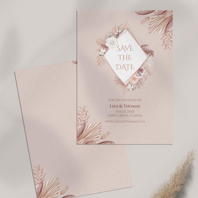 Tarjeta de aviso de boda Boho Blush Pampas Grass (Boho Blush Pampas Grass Save the Date Card on table)