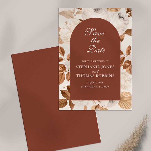 Tarjeta de aviso de boda boho elegante terracota (Boho Elegant Terracotta Save the Date Card on white table.)