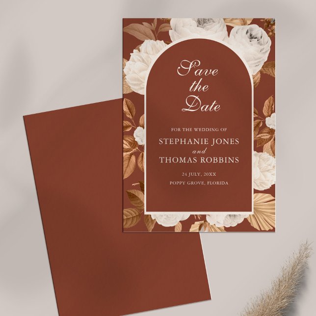 Tarjeta de aviso de boda Boho Moderna Terracota Os (Boho Modern Dark Terracotta Save the Date Card on white table)