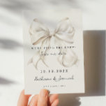 Tarjeta de aviso de boda con lazo blanco elegante<br><div class="desc">Invitación de aviso de boda "nos estamos casando" con un diseño de lazo blanco elegante y fuente de letra manuscrita.</div>