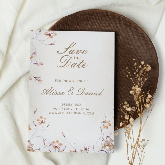 Tarjeta de aviso de boda floral boho (Boho Floral Save the Date Card on white table with dark brown plate and wildflower)