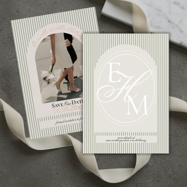 Tarjeta de aviso de fecha de boda con foto y raya  (Old Money Script Green Stripe Photo Save the Date Foil Invitation)