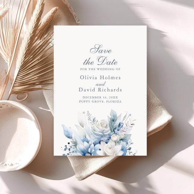 Tarjeta de aviso de fecha de boda floral azul polv (Modern Dusty Blue Flowers Save the Date Card on a sunny neutral boho table.)