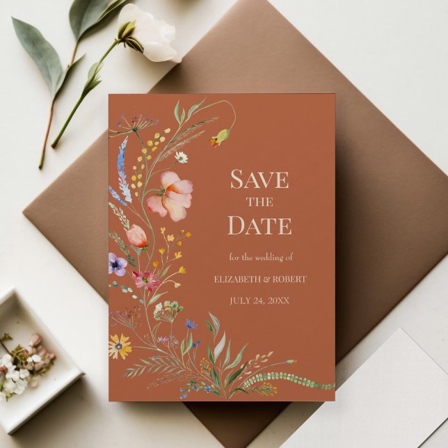 Tarjeta de aviso de fecha de terracota boho flores (Terracotta Boho Wildflowers Save The Date Card on wedding table with decoration and flowers)