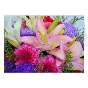 Tarjeta de bienvenida con ramo floral de lirio ros