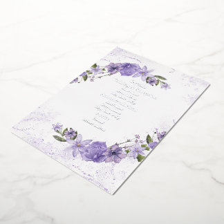 Tarjeta de boda con detalle de lámina floral púrpu