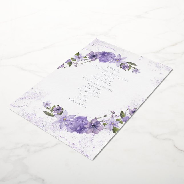 Tarjeta de boda con detalle de lámina floral púrpu (girado)