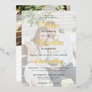 Tarjeta de boda moderna con escritura en oro y 2 f