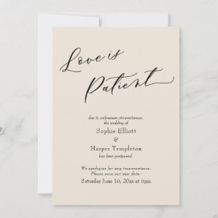 Tarjeta de boda pospuesta de crema paciente de amo