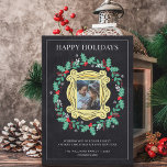 Tarjeta de Chalkboard para Navidades de vacaciones<br><div class="desc">Envíe sus deseos festivos con la tarjeta de Navidades de vacaciones fotográficas FRIENDS™. Con un encantador fondo de pizarra adornado con el emblemático logo de FRIENDS™, acentos de vacaciones y espacio para tu foto favorita, esta tarjeta es perfecta para difundir alegría a sus seres queridos. Personalizable con tu mensaje de...</div>