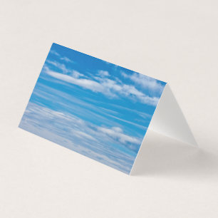 Tarjeta de cielo azul con nubes alargadas