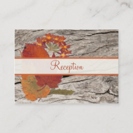 Tarjeta de cierre de hojas secas de otoño y flores