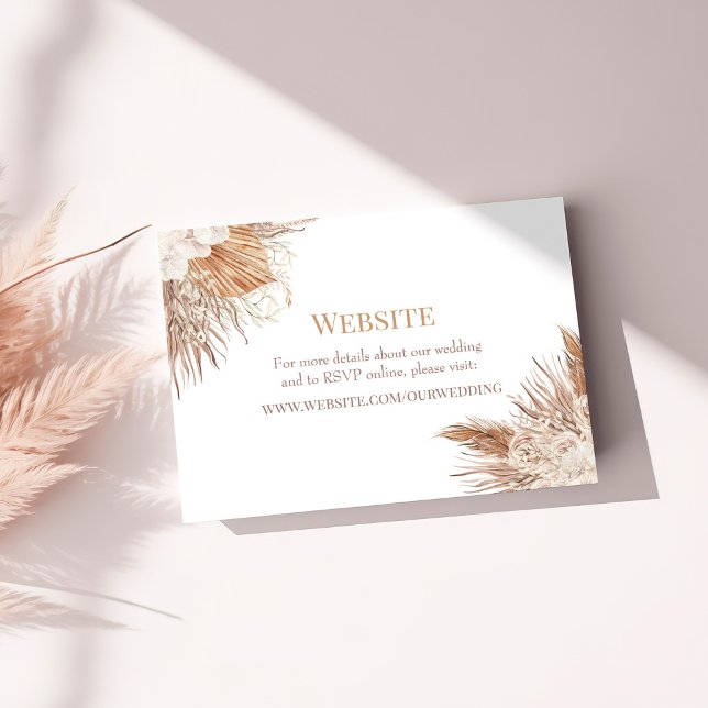 Tarjeta de cierre del sitio web Boho Pampas Garden (Boho Pampas Garden Wedding Website Eclosure Card on a sunny table.)