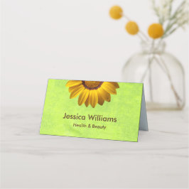 Tarjeta De Citas Flores amarillas en un abstracto monograma verde