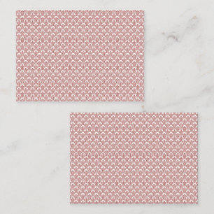 Tarjeta De Citas Una alfombra estampada con motivos rojos y marrone
