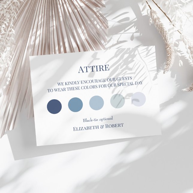 Tarjeta de código de vestimenta de Boda azul franc (French Blue Wedding Attire Guest Dress Code Card on a sunny white table with neutral dry flowers.)