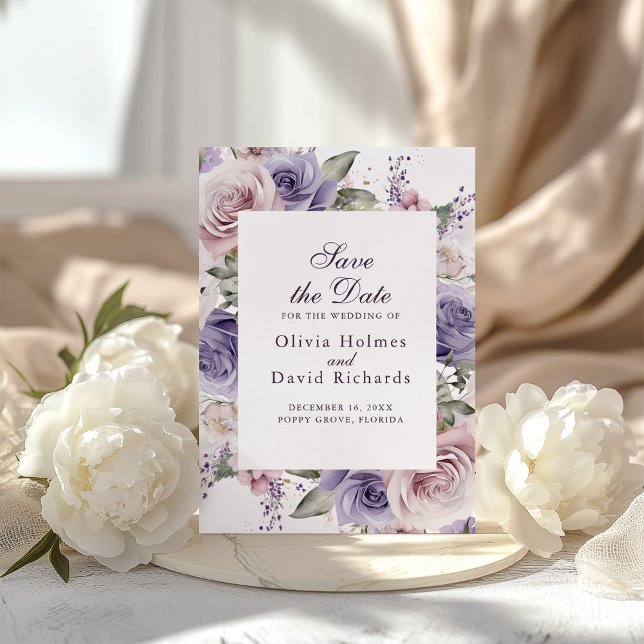 Tarjeta de compromiso de boda con motivo floral de (Boho Chic Mauve and Lilac Roses Save the Date Card on a boho table with white peonies)