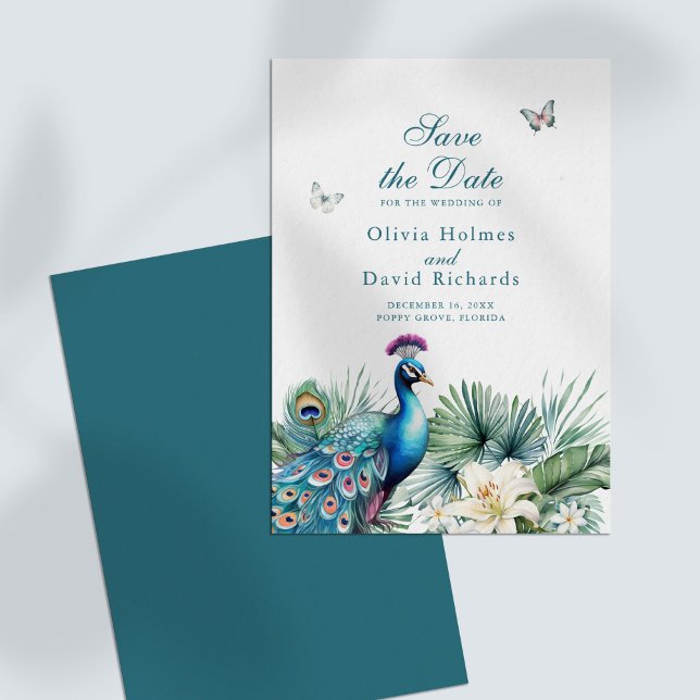 Tarjeta de compromiso de boda de pavo real tropica (Teal Tropical Peacock Wedding Save the Date Card on a white table)