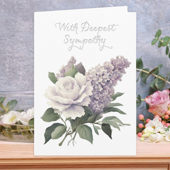 Tarjeta de condolencias con flores elegante en bla (A sympathy card with a floral design in muted lilac and green and message 'With Deepest Sympathy')