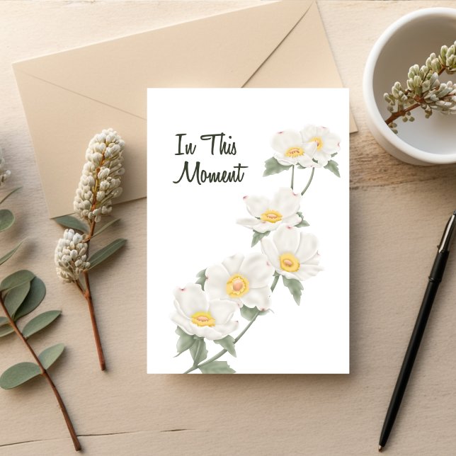 Tarjeta de condolencias de flor de cornejo silenci (Dogwood sympathy card with soft white flowers and “In This Moment” text on a clean background)